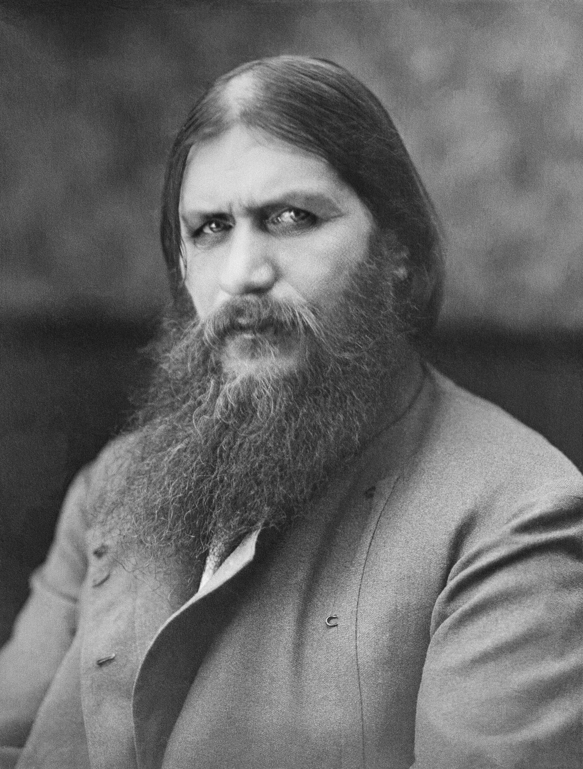 Fotografía antigua de un hombre de barba larga y oscura, pelo largo y mirada intensa